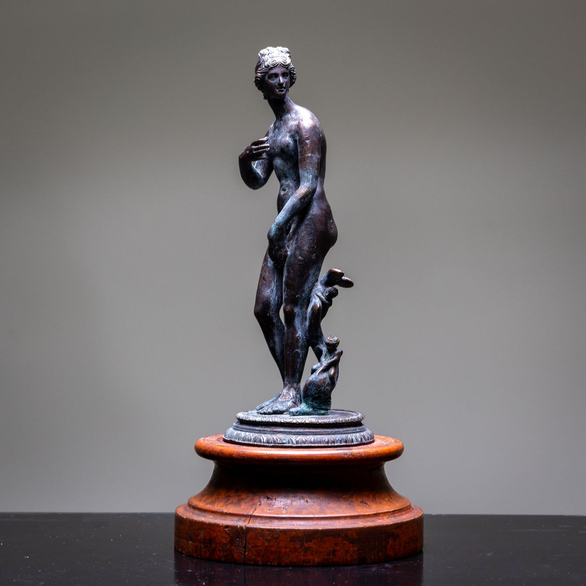 Aphrodite auf Holzsockel, Neapel, 2. Hälfte 19. Jahrhundert