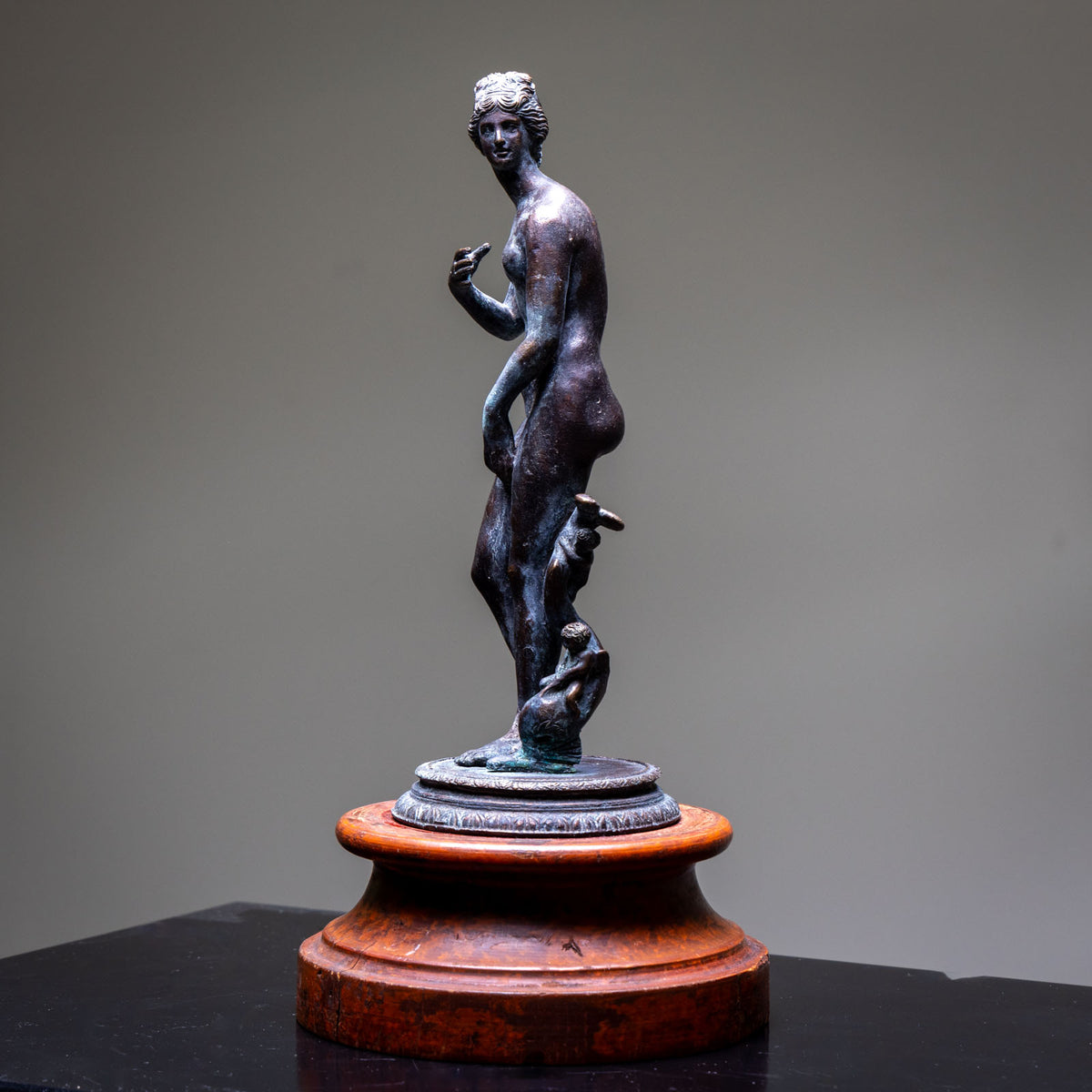 Aphrodite auf Holzsockel, Neapel, 2. Hälfte 19. Jahrhundert