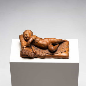Liegender Säugling in Terrakotta, sign. F. Sans, wohl Spanien, Ende 19. Jahrhundert