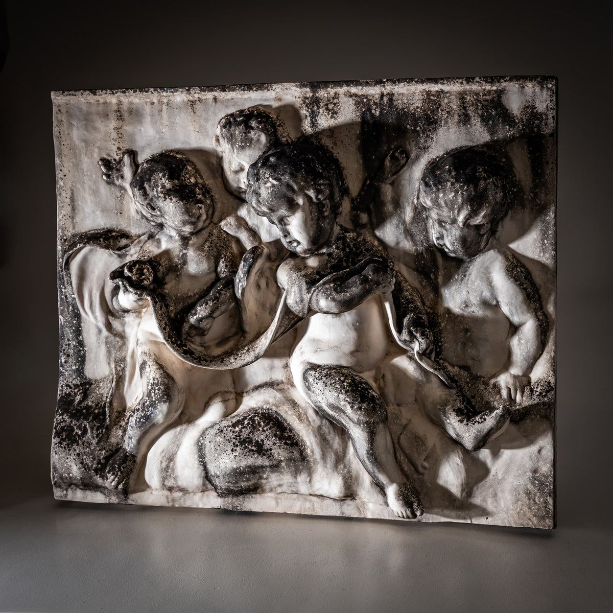 Putti-Relief aus Bisquitporzellan, 19. Jahrhundert