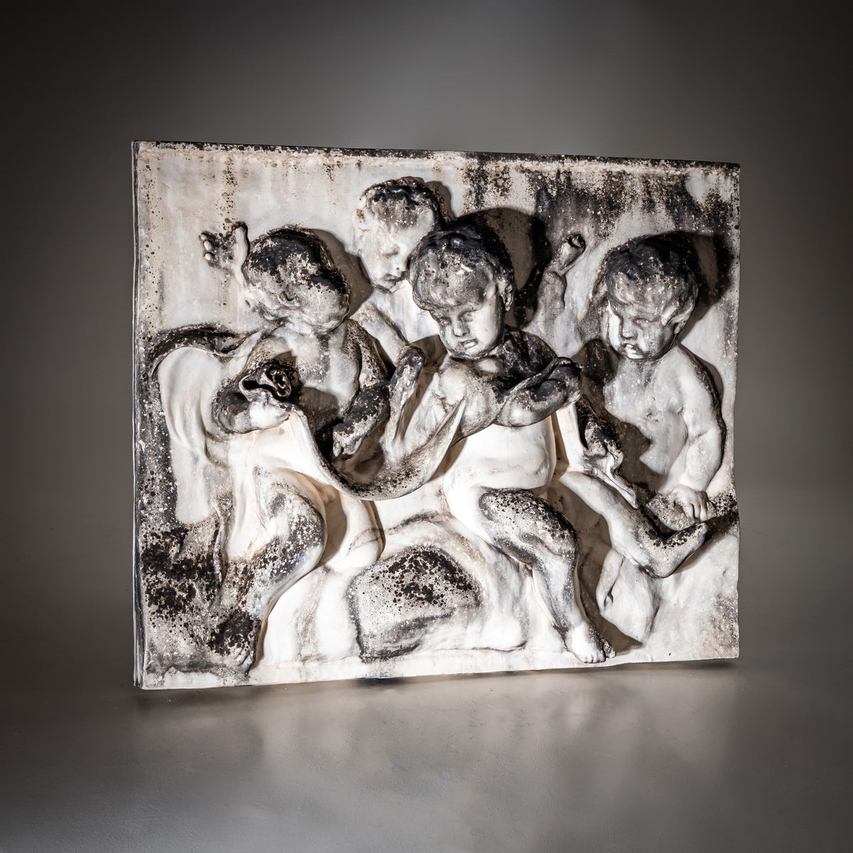 Putti-Relief aus Bisquitporzellan, 19. Jahrhundert