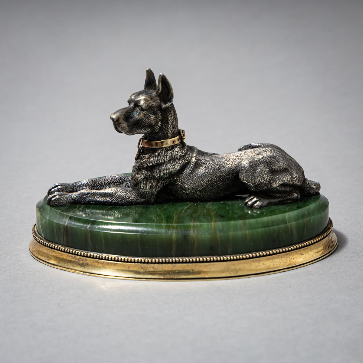 Liegende Dogge aus Silber, St. Petersburg um 1900