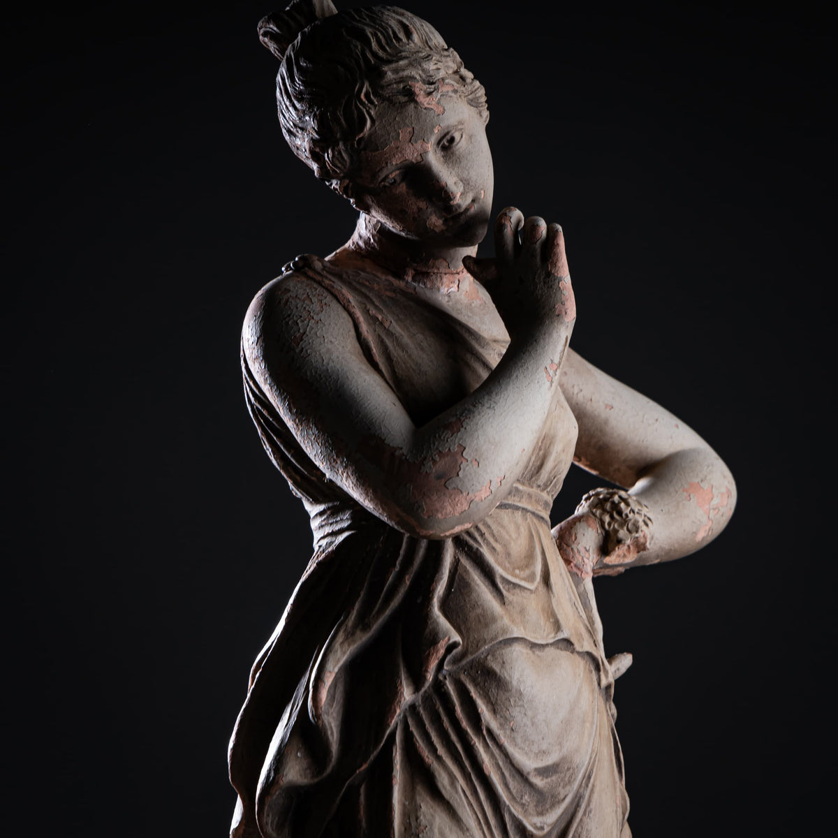 Terrakotta Tänzerin mit Finger am Kinn nach Antonio Canova, 19. Jahrhundert