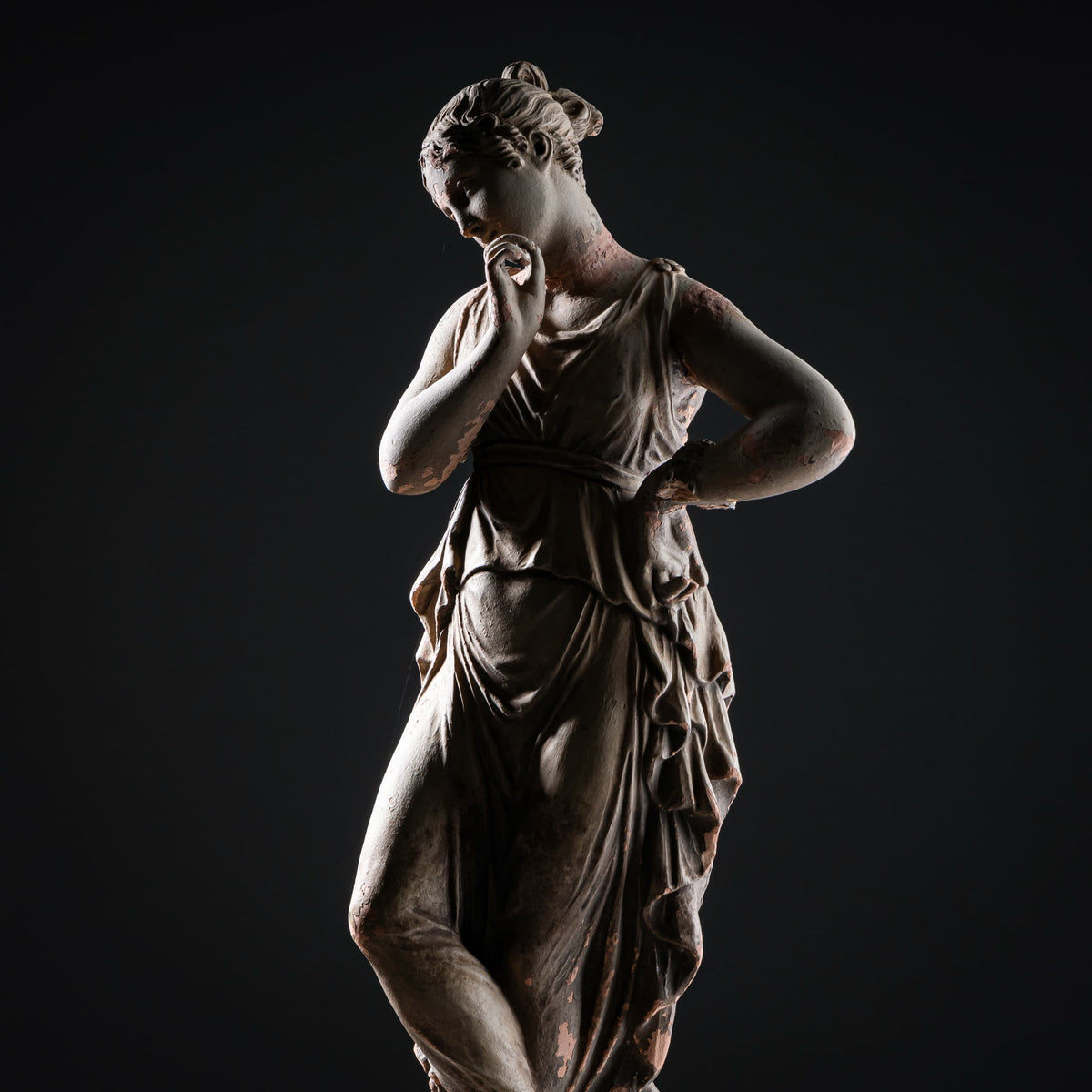 Terrakotta Tänzerin mit Finger am Kinn nach Antonio Canova, 19. Jahrhundert