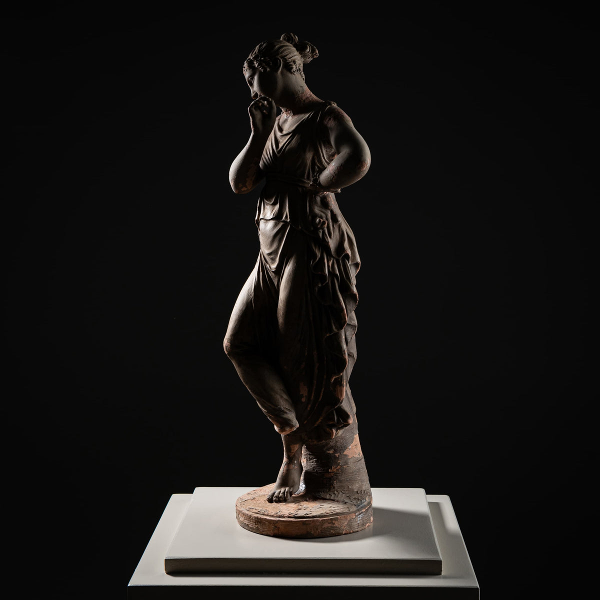 Terrakotta Tänzerin mit Finger am Kinn nach Antonio Canova, 19. Jahrhundert
