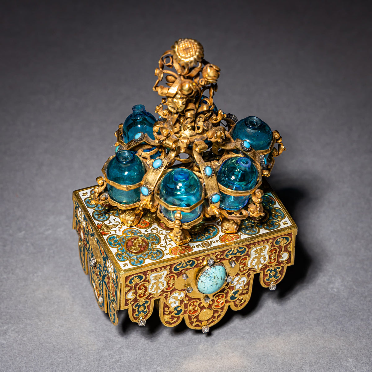 Sänfte mit Parfumflakons, Goldschmiedearbeit in der Art von Johann Melchior Dinglinger, wohl Sachsen, um 1700