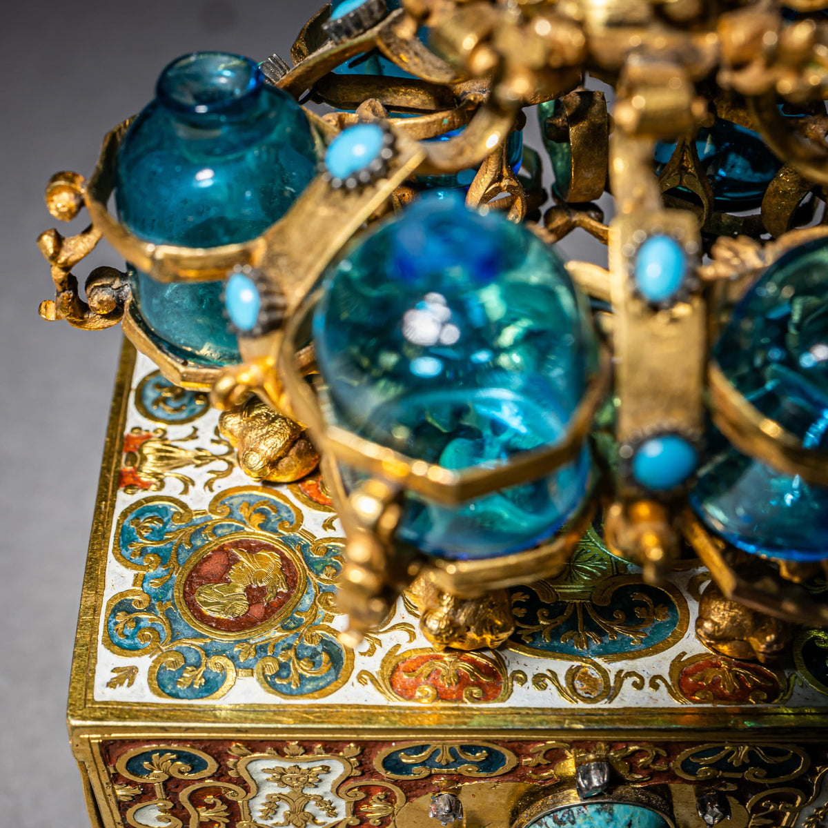 Sänfte mit Parfumflakons, Goldschmiedearbeit in der Art von Johann Melchior Dinglinger, wohl Sachsen, um 1700