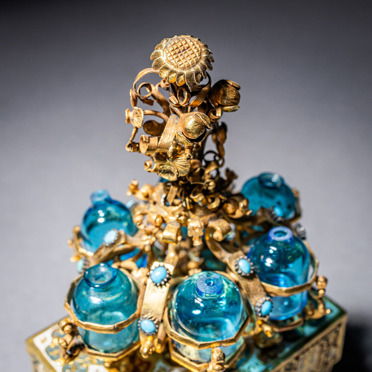 Sänfte mit Parfumflakons, Goldschmiedearbeit in der Art von Johann Melchior Dinglinger, wohl Sachsen, um 1700