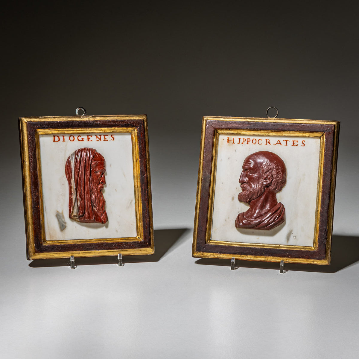 Paar Porträtreliefs von Diogenes und Hippokrates aus rotem Marmor, wohl Italien, 19. Jahrhundert