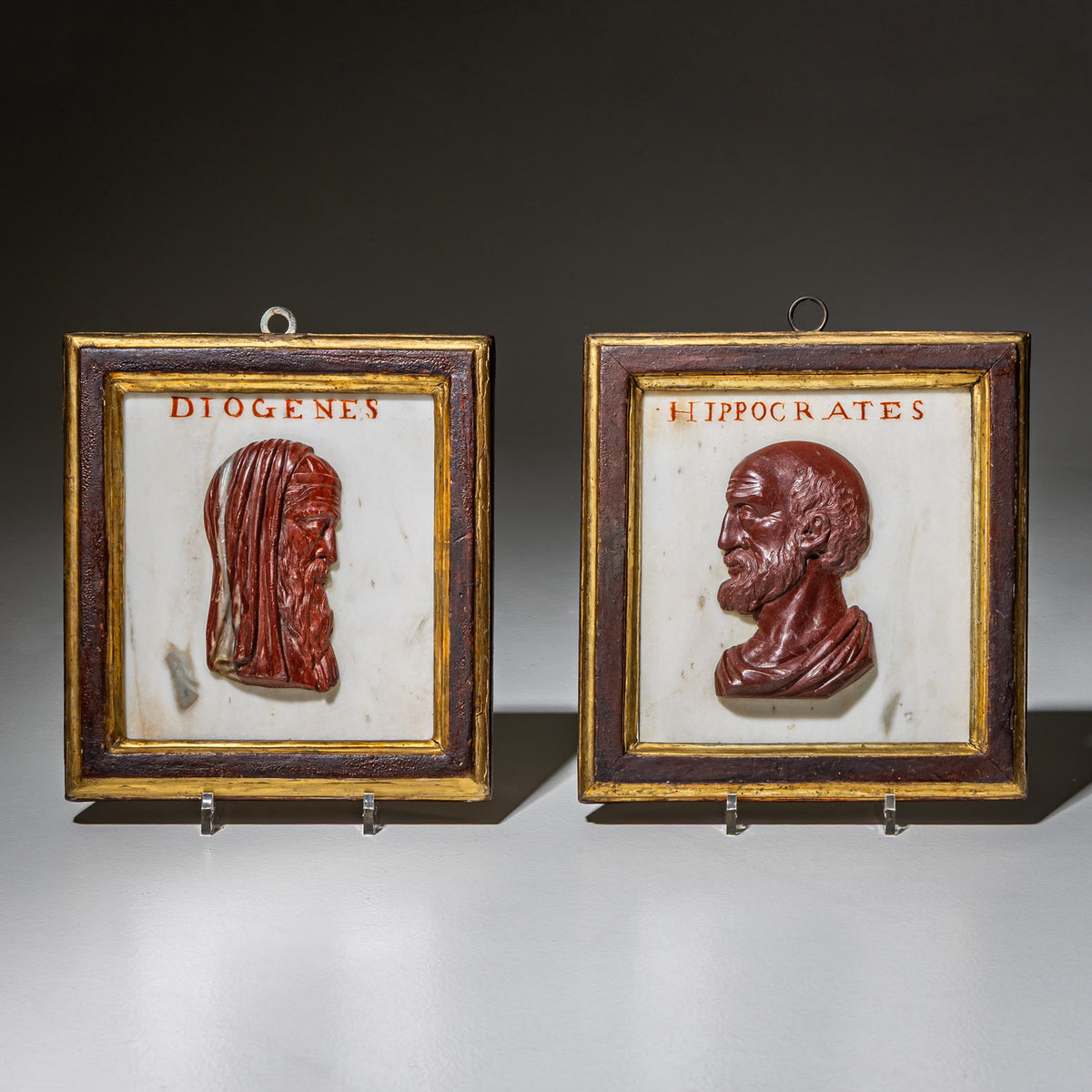 Paar Porträtreliefs von Diogenes und Hippokrates aus rotem Marmor, wohl Italien, 19. Jahrhundert