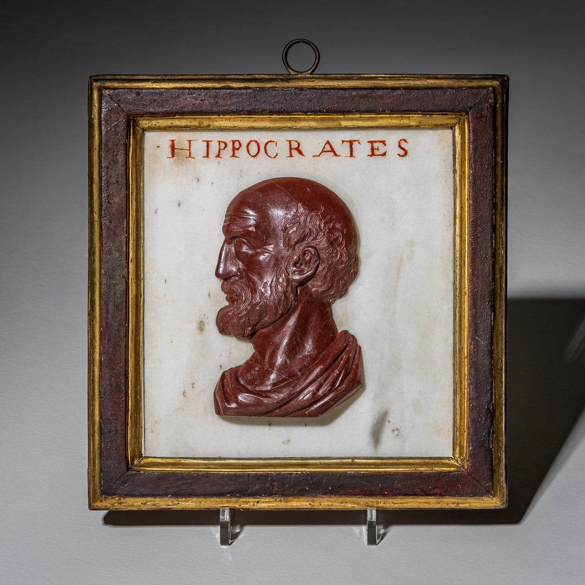 Paar Porträtreliefs von Diogenes und Hippokrates aus rotem Marmor, wohl Italien, 19. Jahrhundert