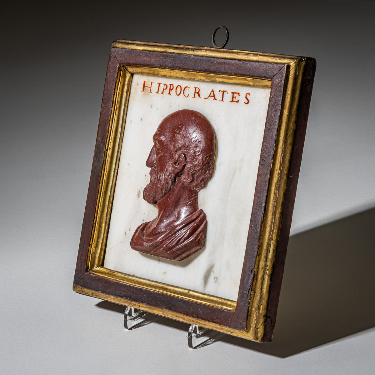 Paar Porträtreliefs von Diogenes und Hippokrates aus rotem Marmor, wohl Italien, 19. Jahrhundert