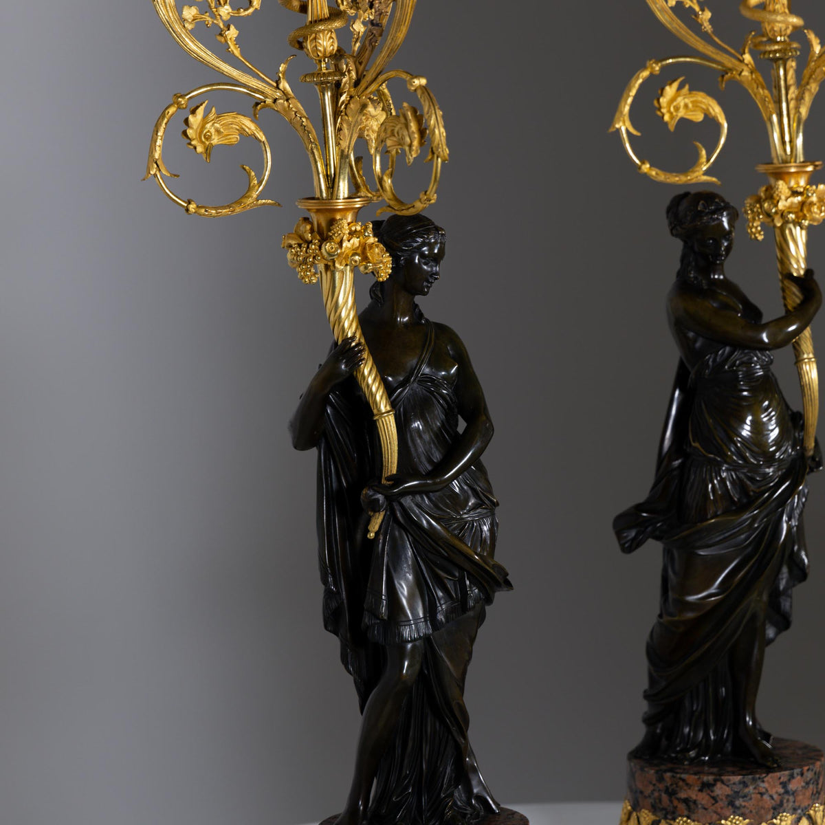 Paar Napoleon III feuervergoldete Bronzekandelaber, gestempelt Raingo Frères, Frankreich, Mitte 19. Jahrhundert