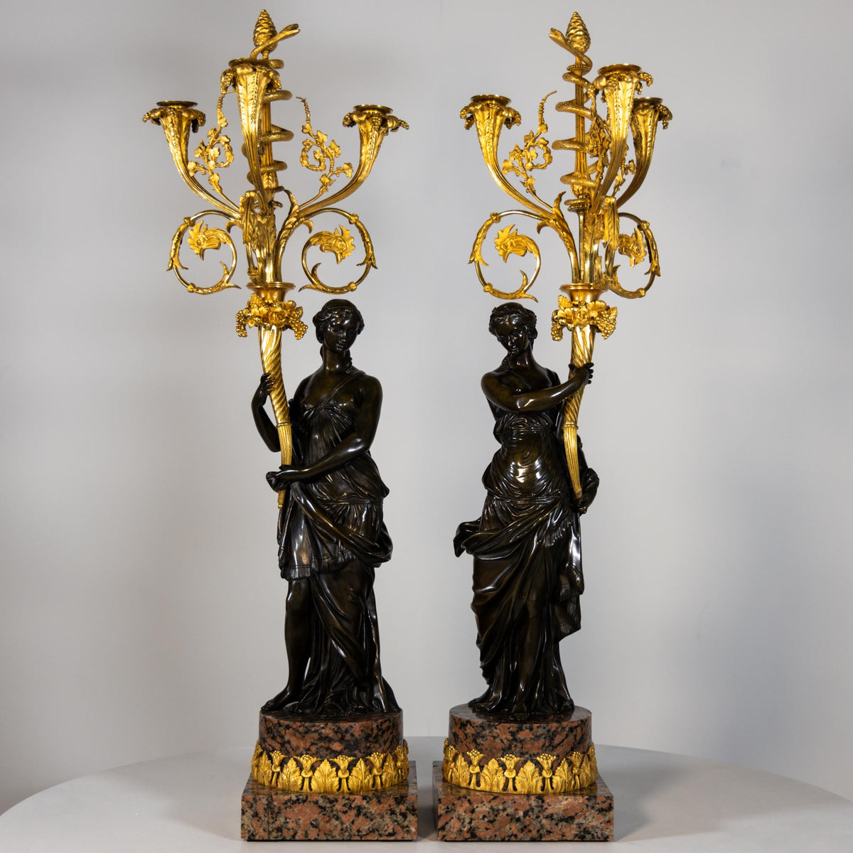 Paar Napoleon III feuervergoldete Bronzekandelaber, gestempelt Raingo Frères, Frankreich, Mitte 19. Jahrhundert