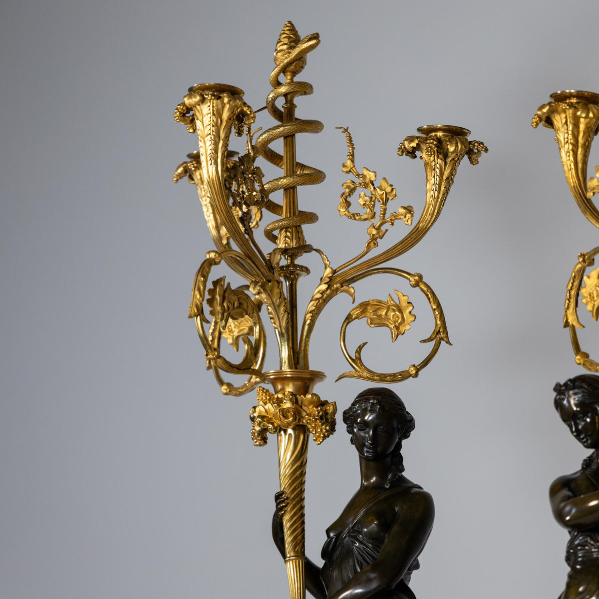 Paar Napoleon III feuervergoldete Bronzekandelaber, gestempelt Raingo Frères, Frankreich, Mitte 19. Jahrhundert