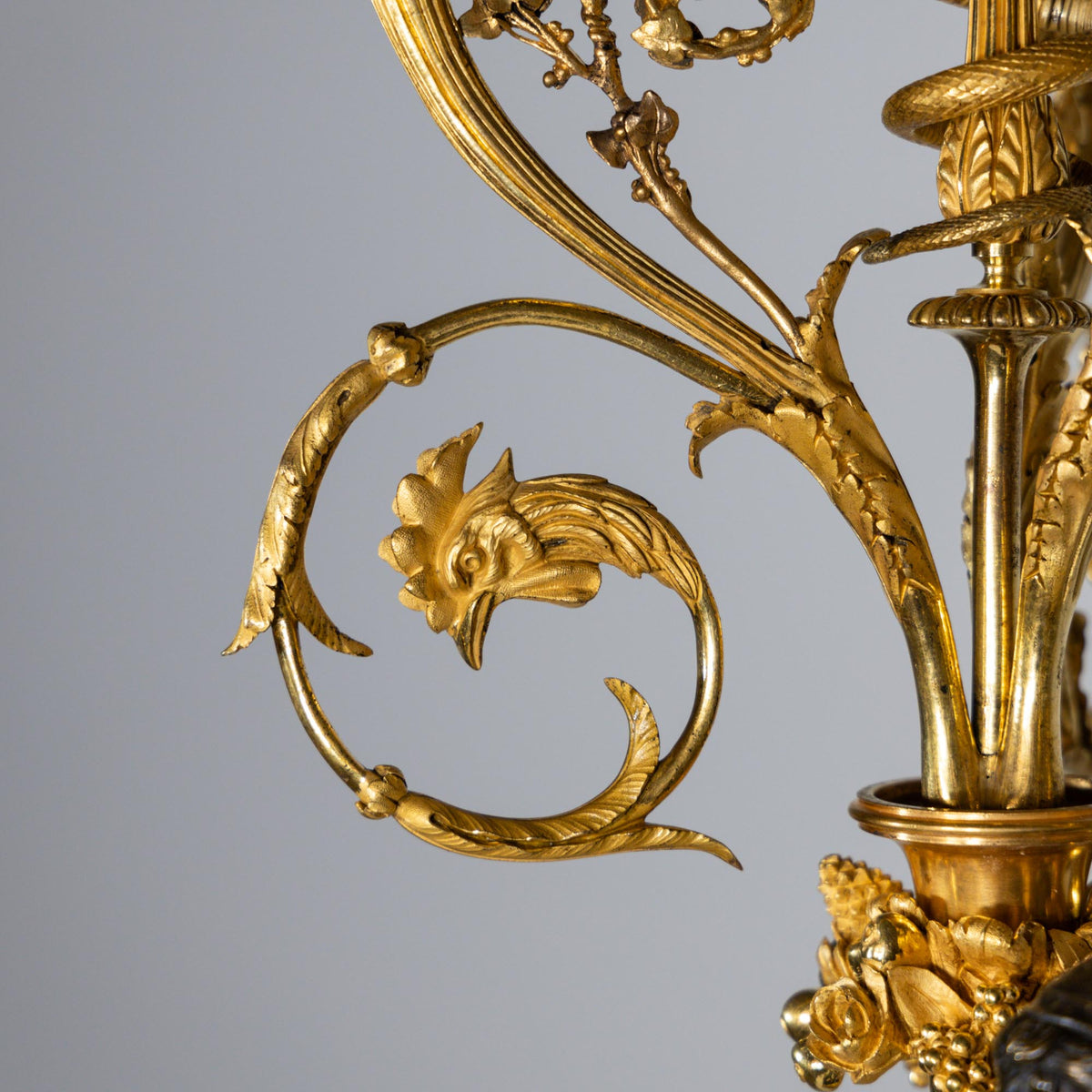 Paar Napoleon III feuervergoldete Bronzekandelaber, gestempelt Raingo Frères, Frankreich, Mitte 19. Jahrhundert