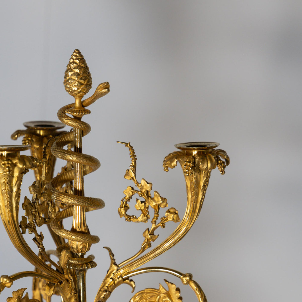 Paar Napoleon III feuervergoldete Bronzekandelaber, gestempelt Raingo Frères, Frankreich, Mitte 19. Jahrhundert