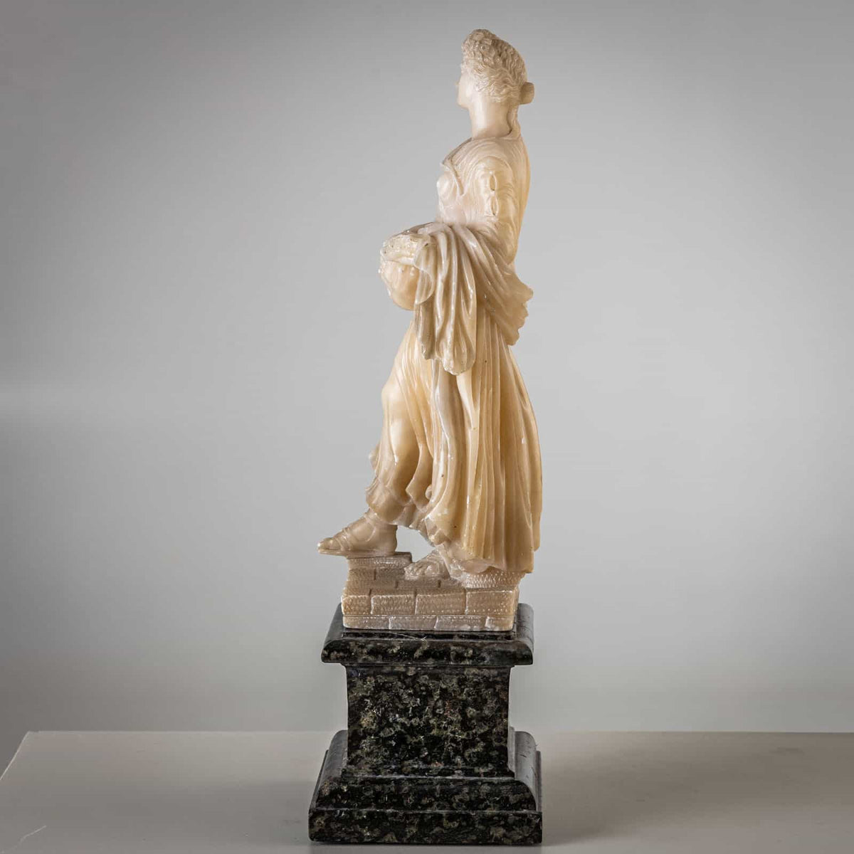 Pair of white Alabaster Sculptures, 2nd Half 19th Century
