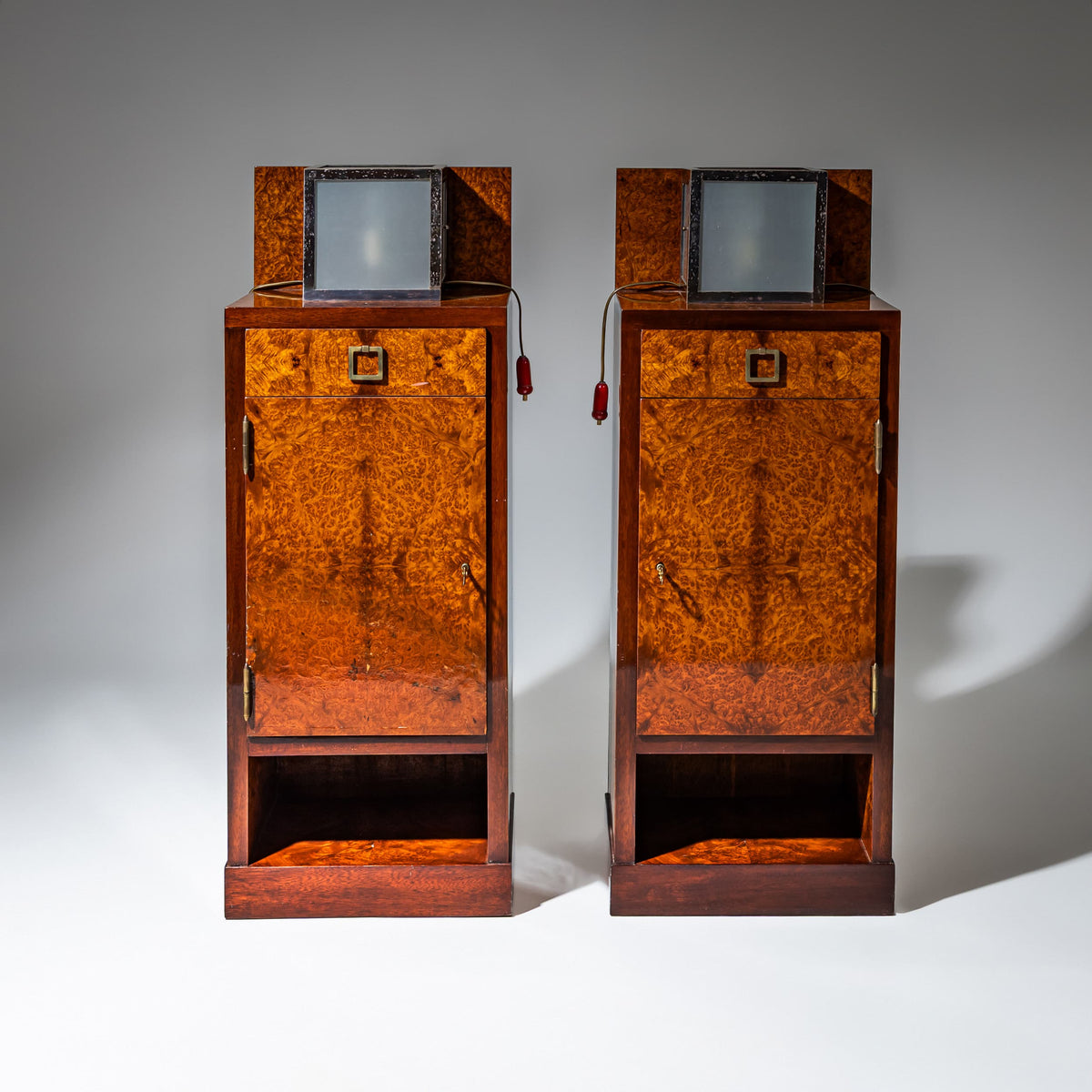 Art Deco Nachtkästchen/Pfeilerschränkchen