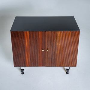 Paar Mid-Century Sideboards mit gerillter Front, Italien 1960er Jahre