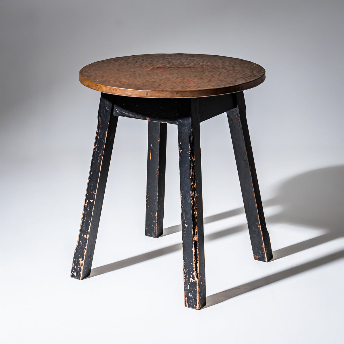 Kleiner Tisch oder Hocker mit Kupferplatte, Hudson, Dodsworth & Co., Manchester, 1. Hälfte 20. Jahrhundert
