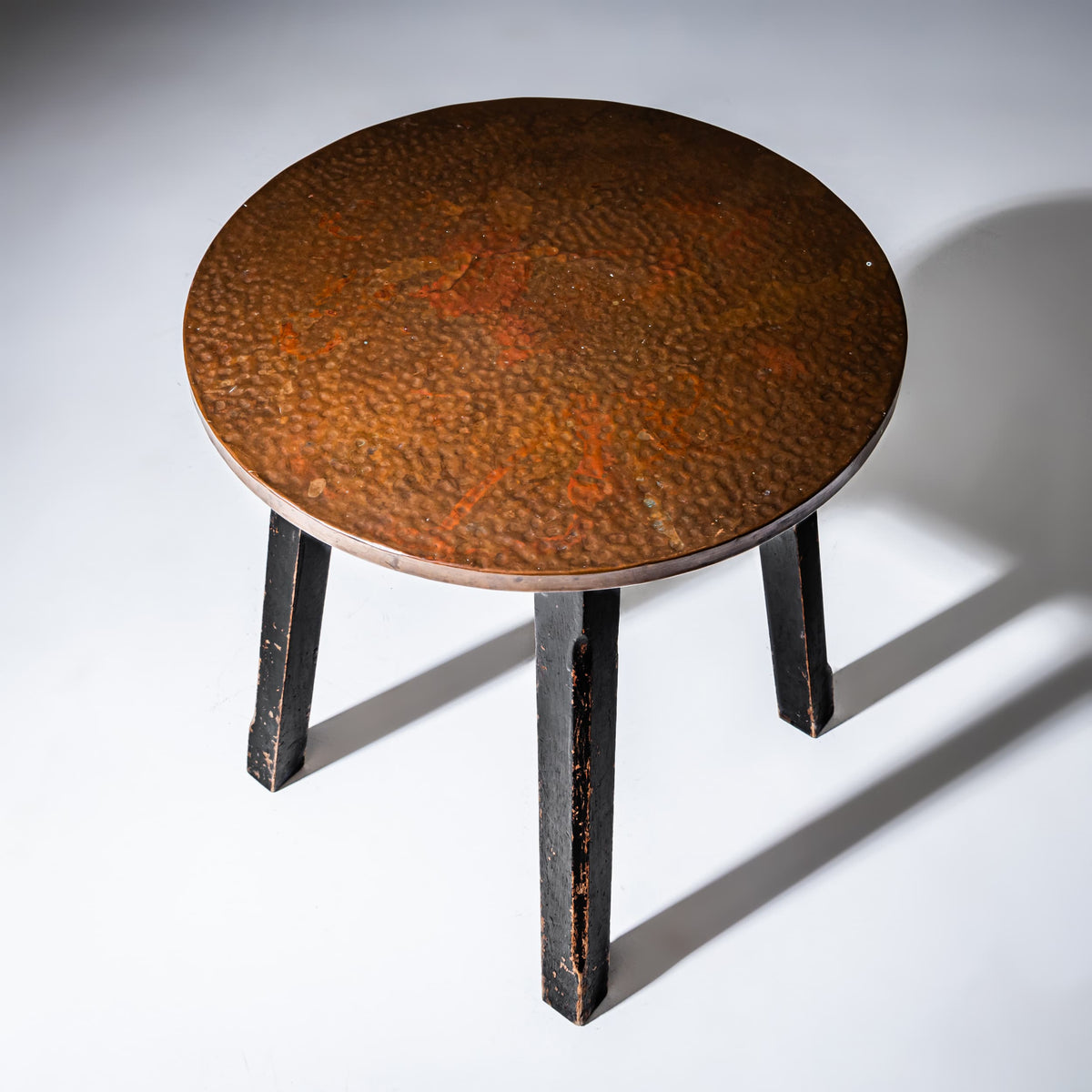 Kleiner Tisch oder Hocker mit Kupferplatte, Hudson, Dodsworth & Co., Manchester, 1. Hälfte 20. Jahrhundert