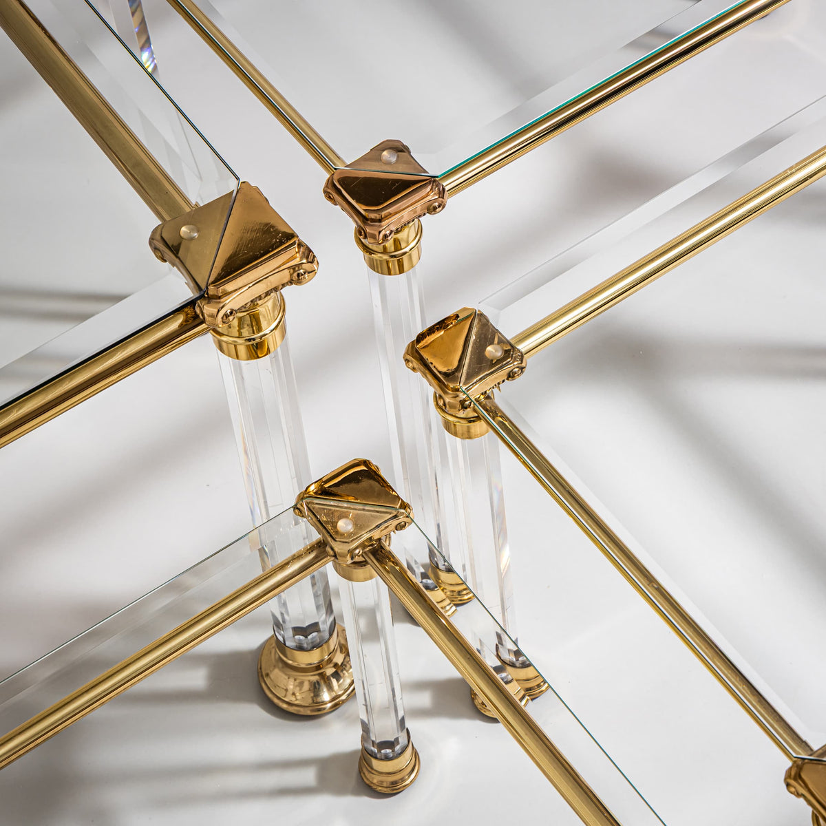 Zwei Couchtische aus Plexiglas und Messing, wohl Italien, Ende 20. Jahrhundert