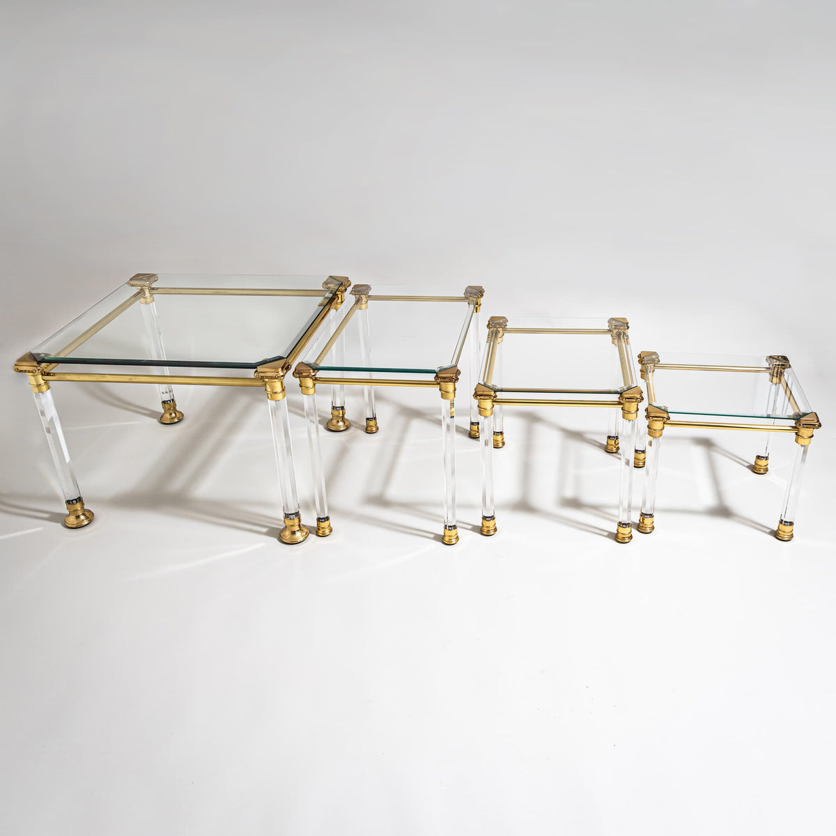 Zwei Couchtische aus Plexiglas und Messing, wohl Italien, Ende 20. Jahrhundert