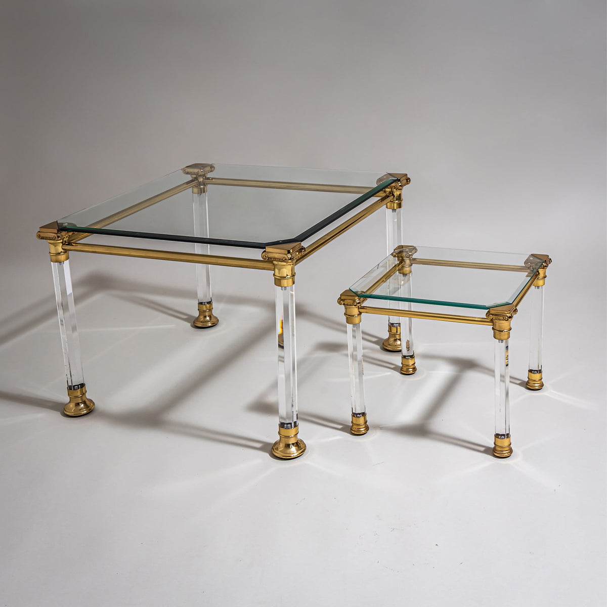 Zwei Couchtische aus Plexiglas und Messing, wohl Italien, Ende 20. Jahrhundert