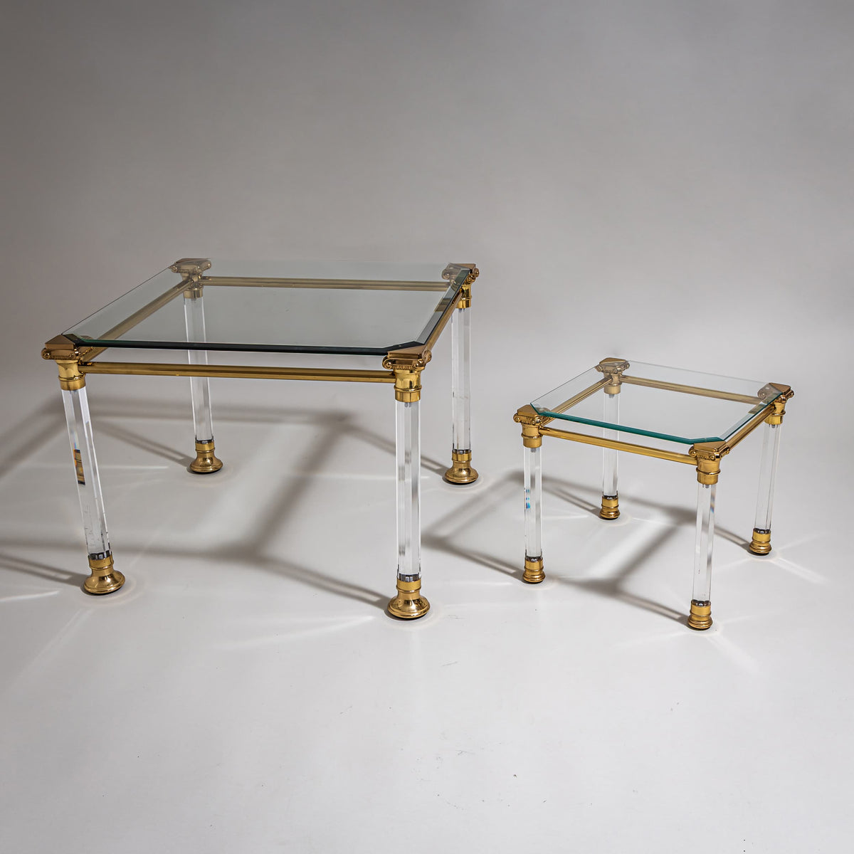 Zwei Couchtische aus Plexiglas und Messing, wohl Italien, Ende 20. Jahrhundert