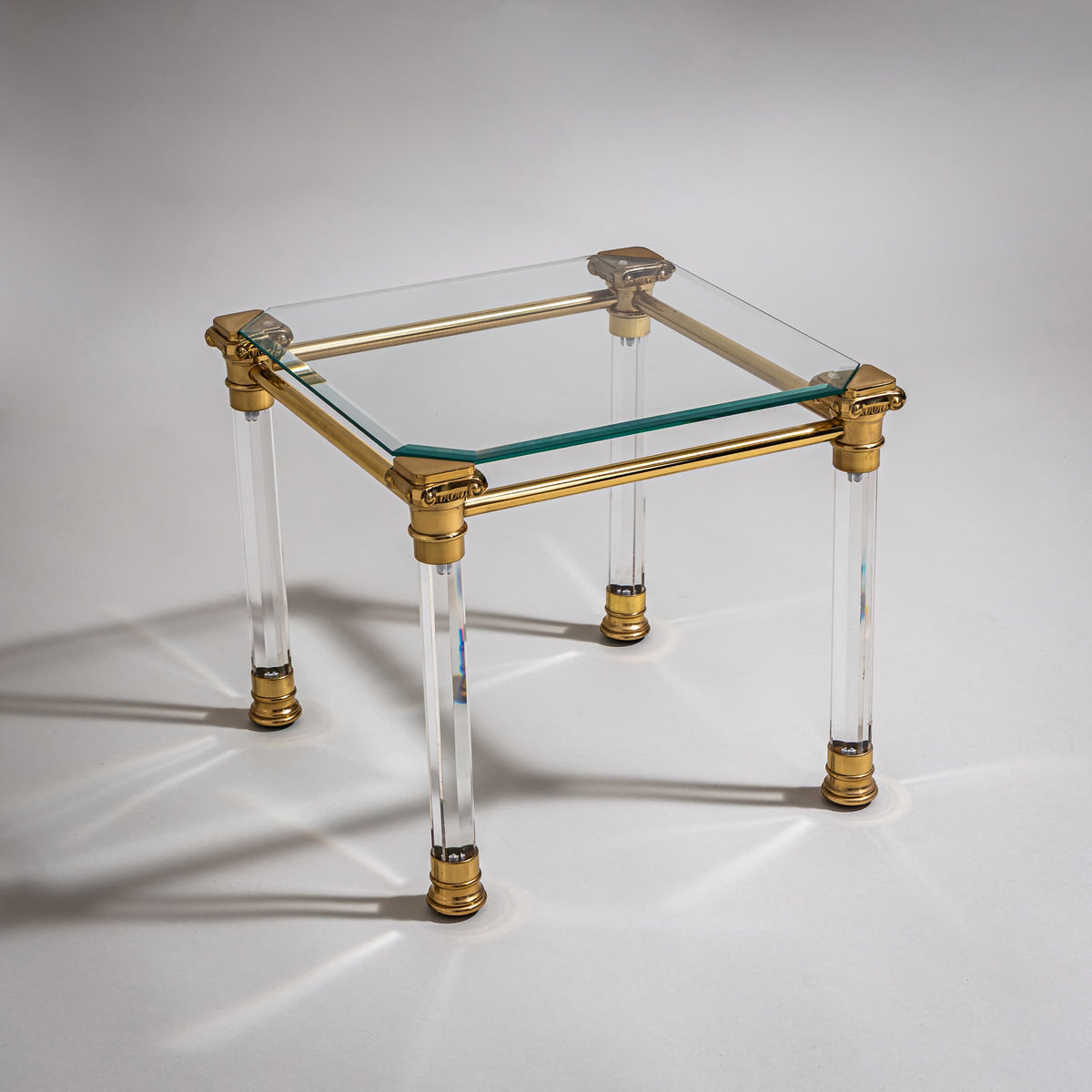 Zwei Couchtische aus Plexiglas und Messing, wohl Italien, Ende 20. Jahrhundert