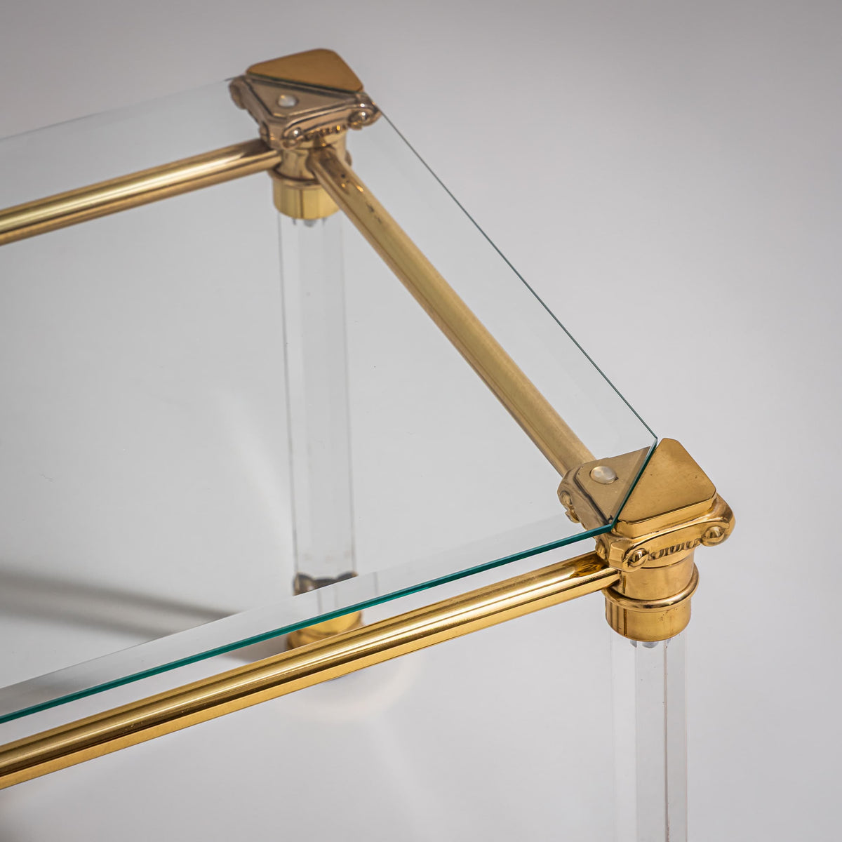 Zwei Couchtische aus Plexiglas und Messing, wohl Italien, Ende 20. Jahrhundert