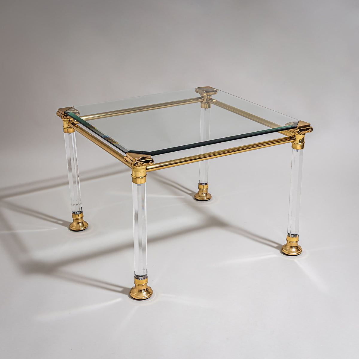 Zwei Couchtische aus Plexiglas und Messing, wohl Italien, Ende 20. Jahrhundert