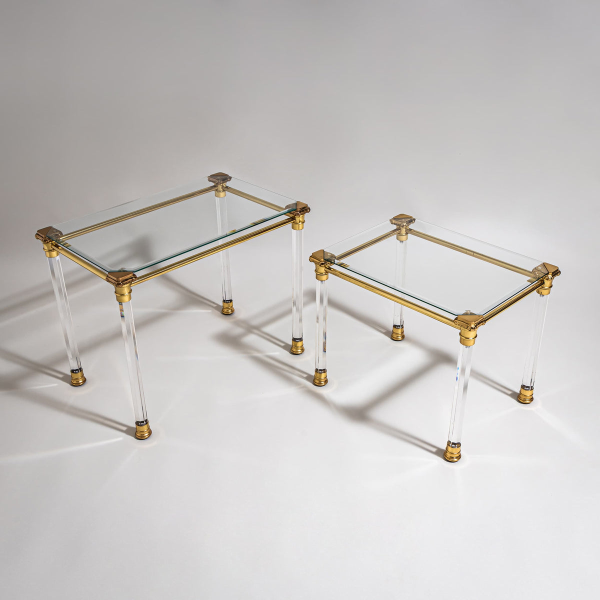 Zwei Couchtische aus Plexiglas und Messing, wohl Italien, Ende 20. Jahrhundert