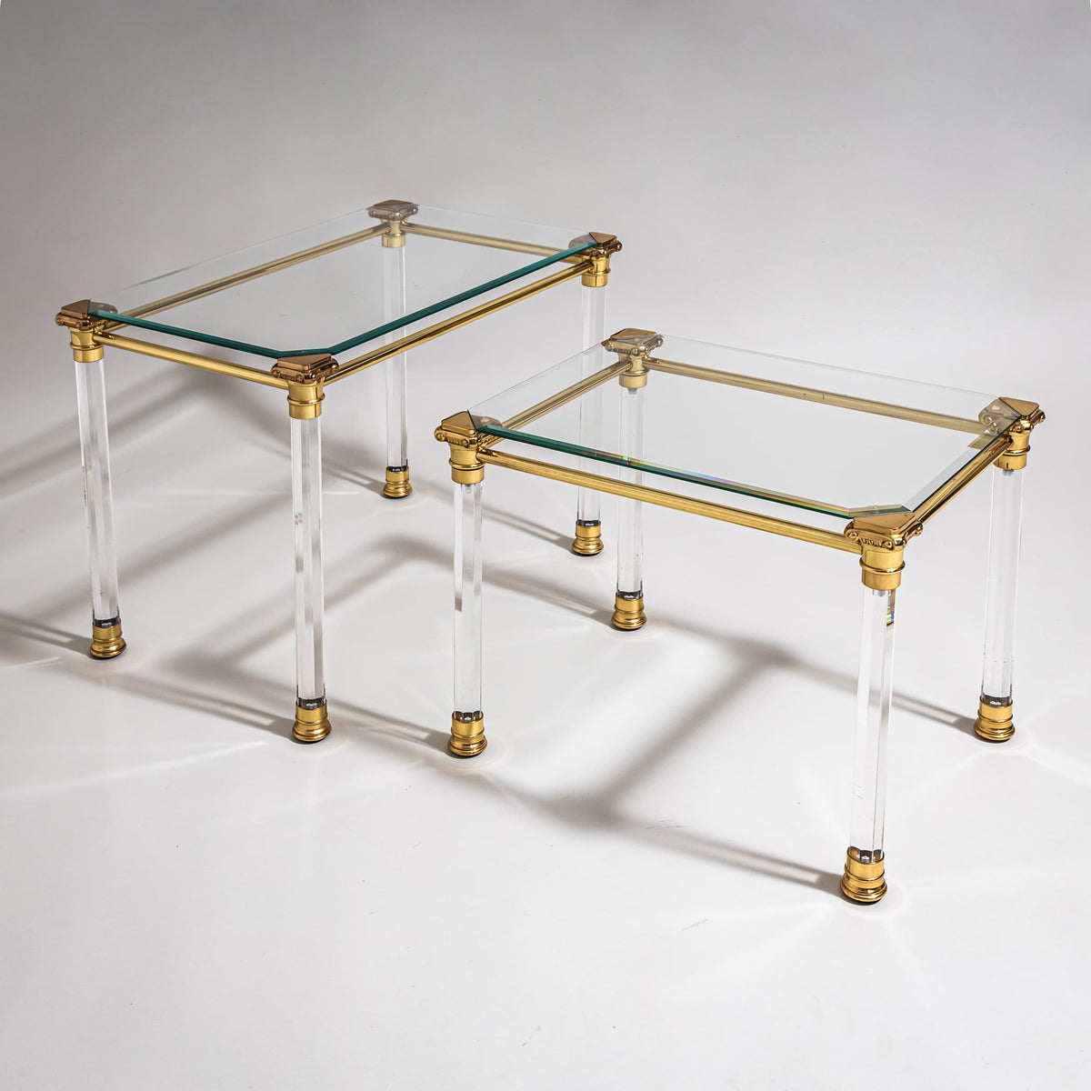 Zwei Couchtische aus Plexiglas und Messing, wohl Italien, Ende 20. Jahrhundert