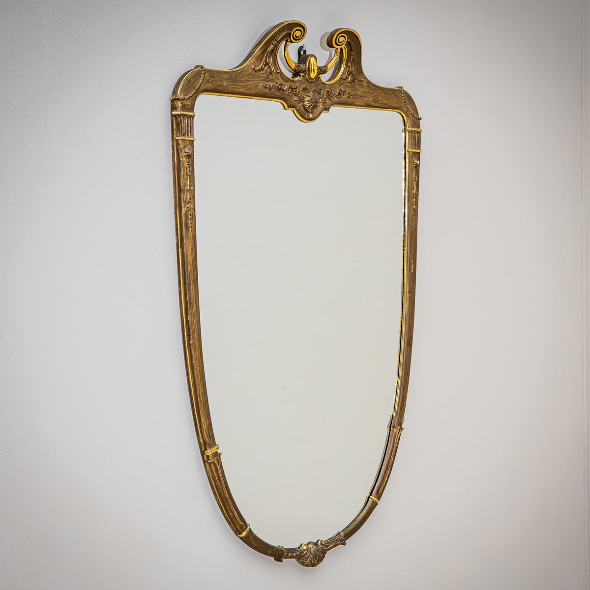 Schildförmiger Wandspiegel um 1900
