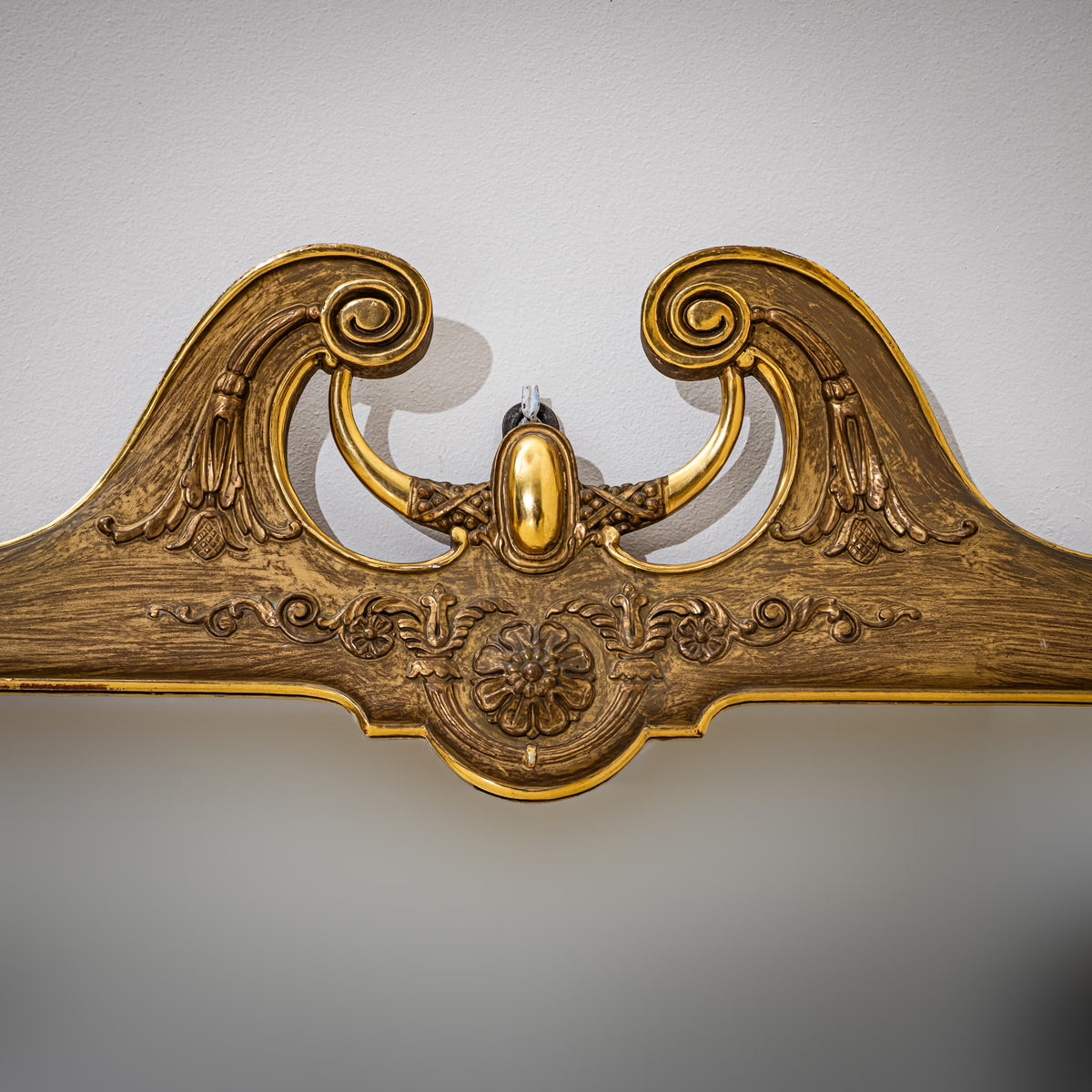 Schildförmiger Wandspiegel um 1900