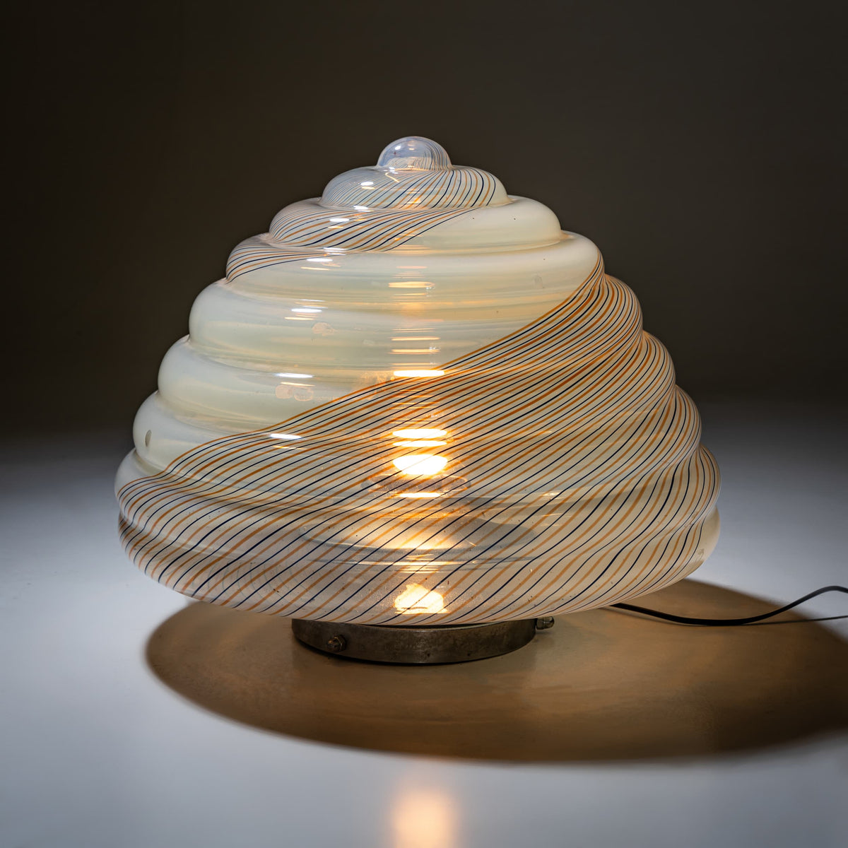 Tischlampe mit gestreiften Schirm, LEUCOS zugeschrieben, Italien Mitte 20. Jahrhundert