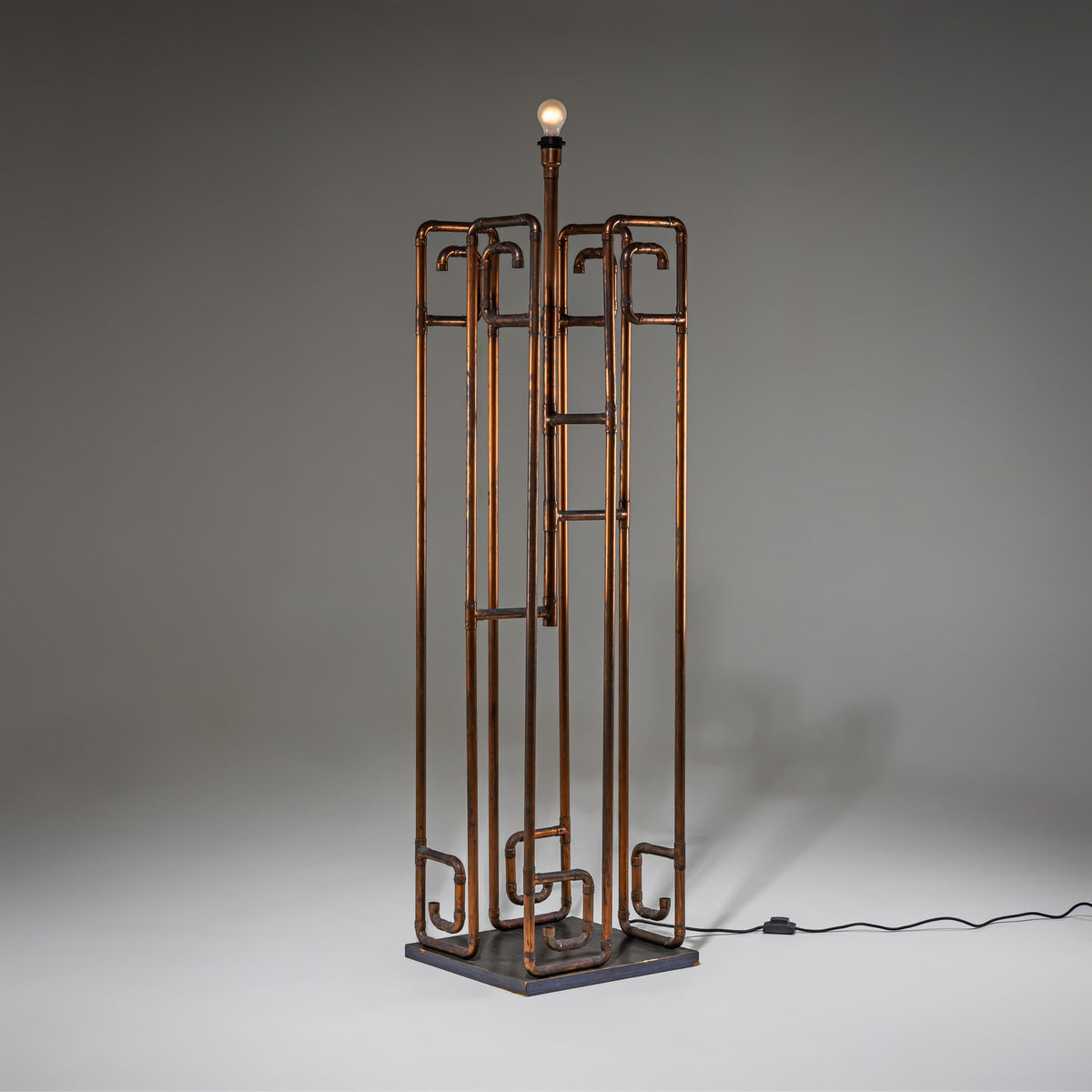 Moderne Stehlampe aus Kupferrohren, 21. Jahrhundert