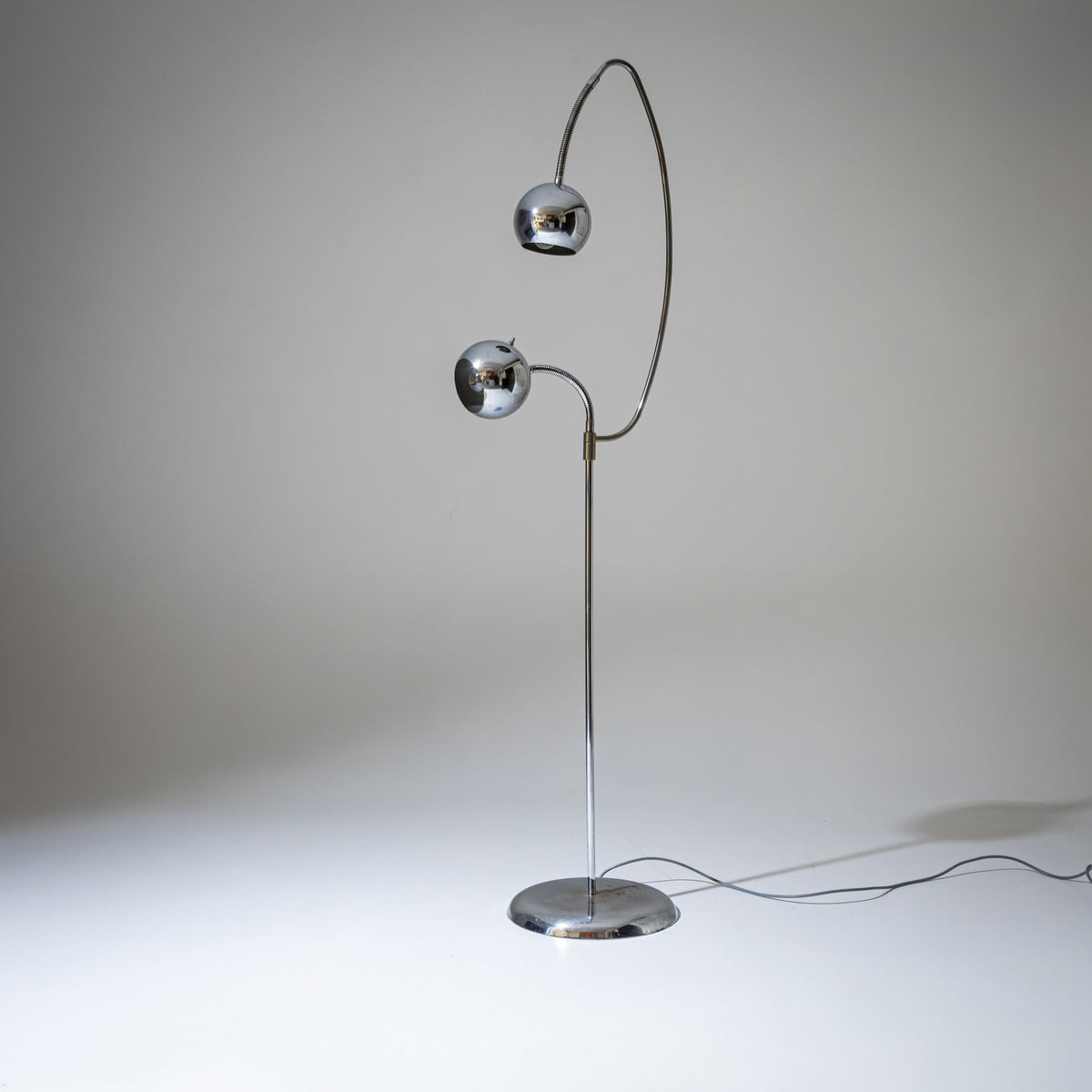 Verchromte Stehlampe, wohl Italien, Mitte 20. Jahrhundert