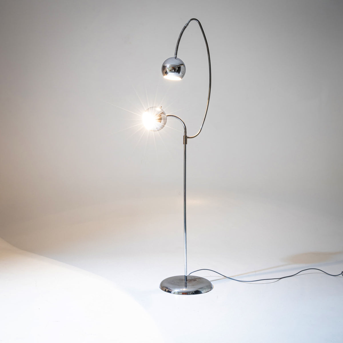 Verchromte Stehlampe, wohl Italien, Mitte 20. Jahrhundert