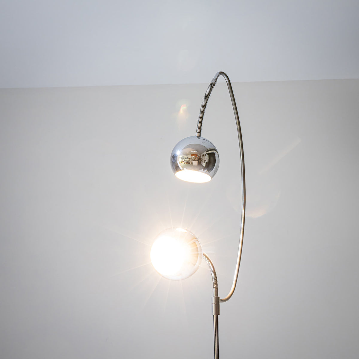 Verchromte Stehlampe, wohl Italien, Mitte 20. Jahrhundert