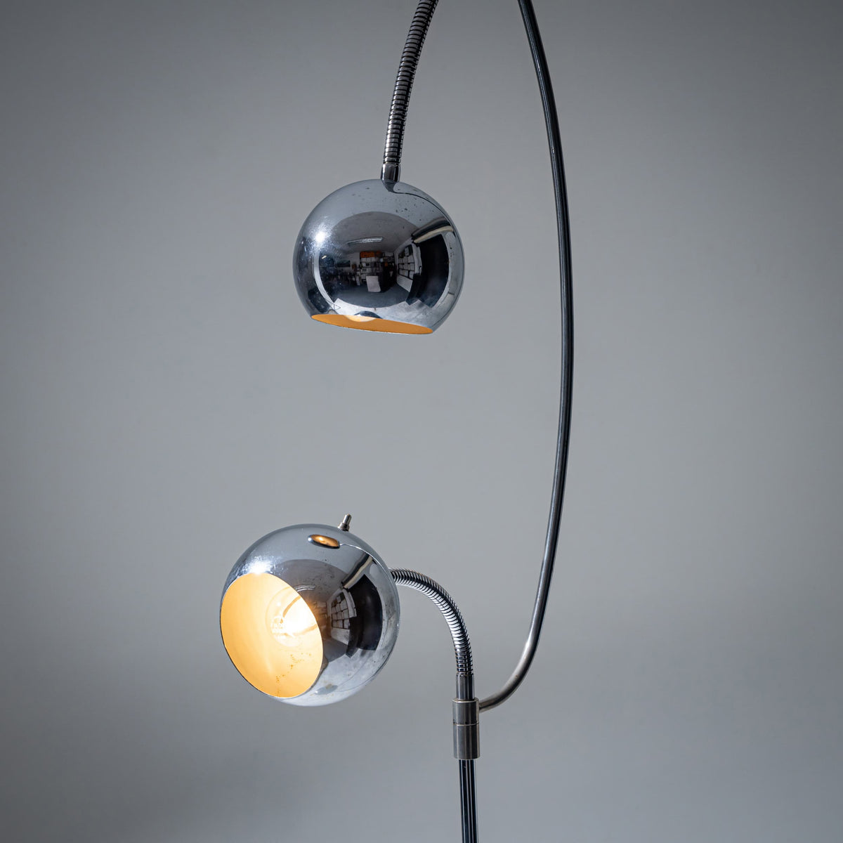 Verchromte Stehlampe, wohl Italien, Mitte 20. Jahrhundert