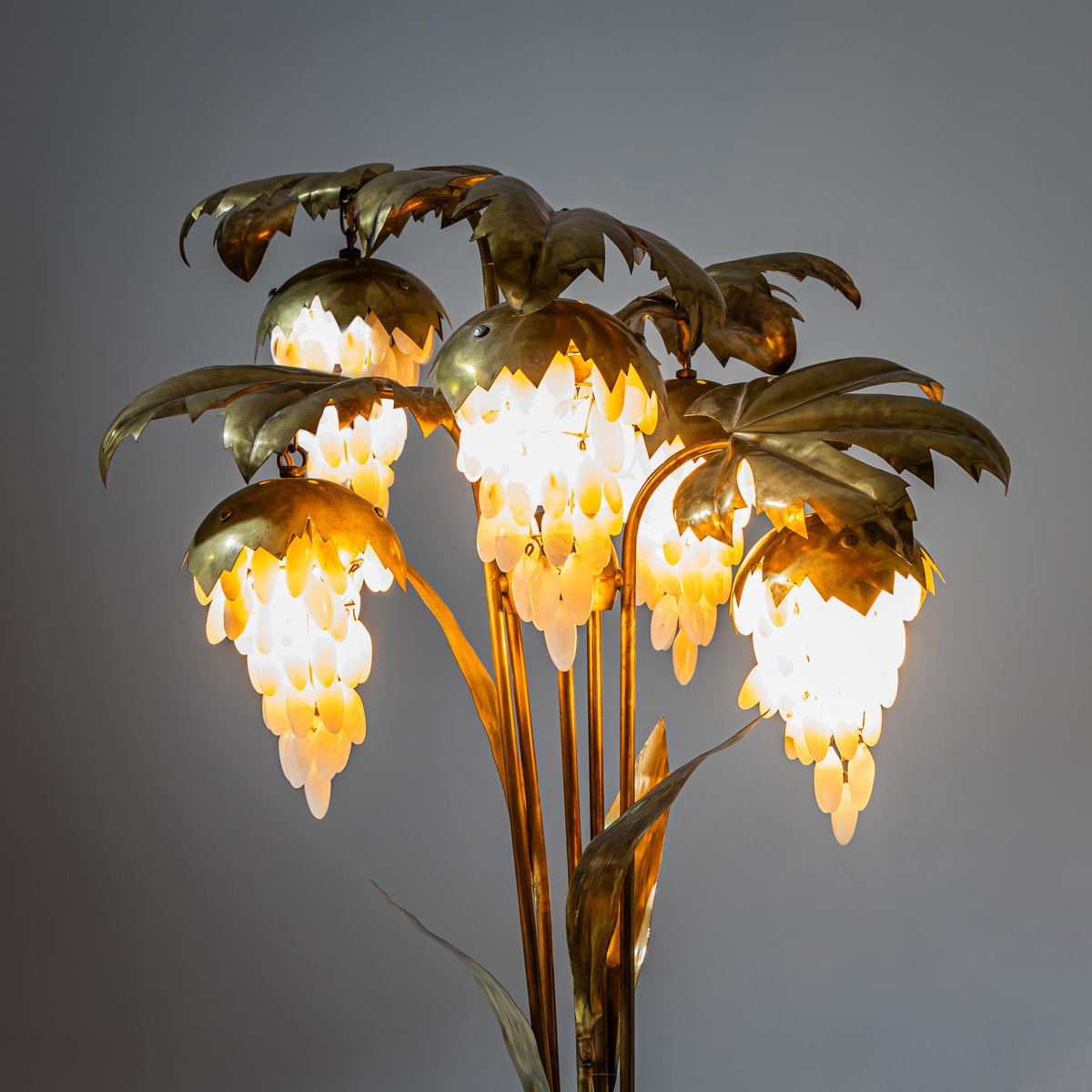 Stehlampe mit stilisierten Weinreben, Deutschland oder Spanien, Mitte 20. Jahrhundert