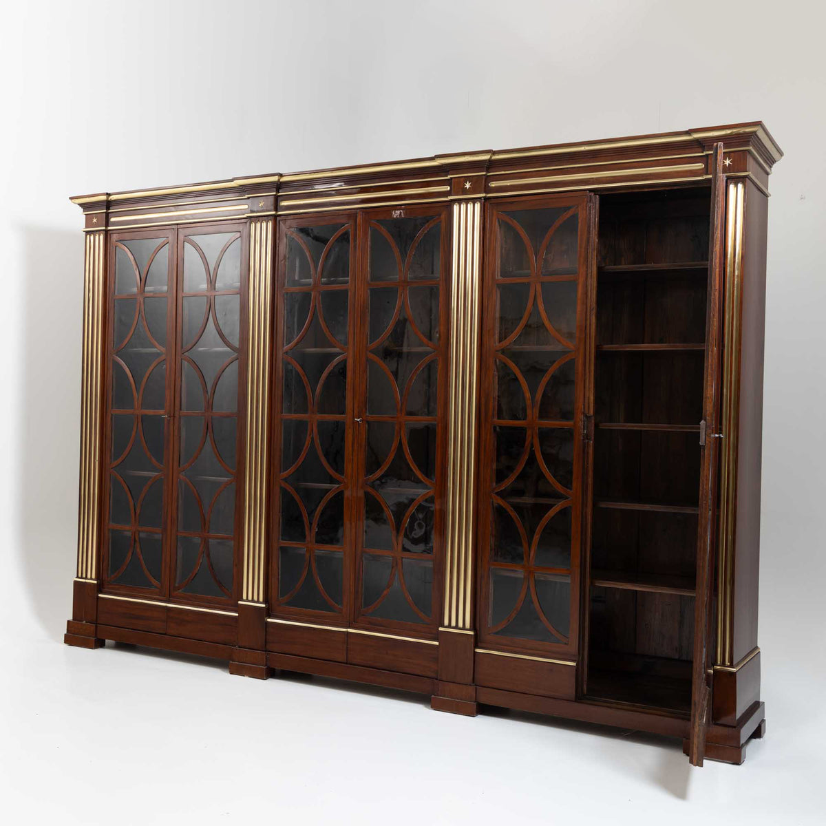 Großer Bibliotheksschrank mit Messingkanneluren, deutsch, um 1800