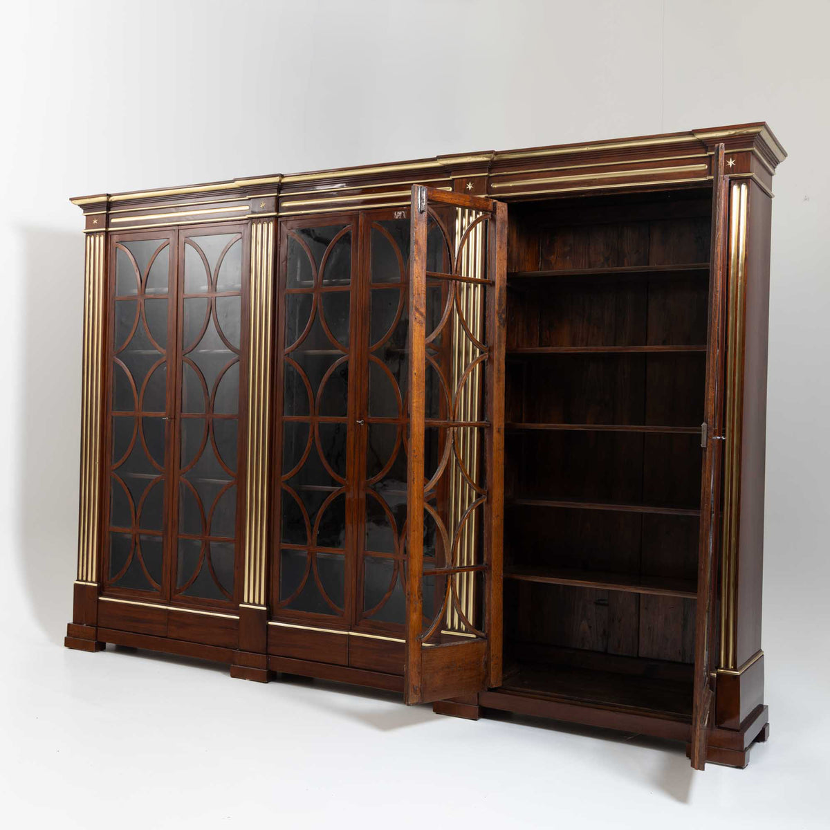 Großer Bibliotheksschrank mit Messingkanneluren, deutsch, um 1800