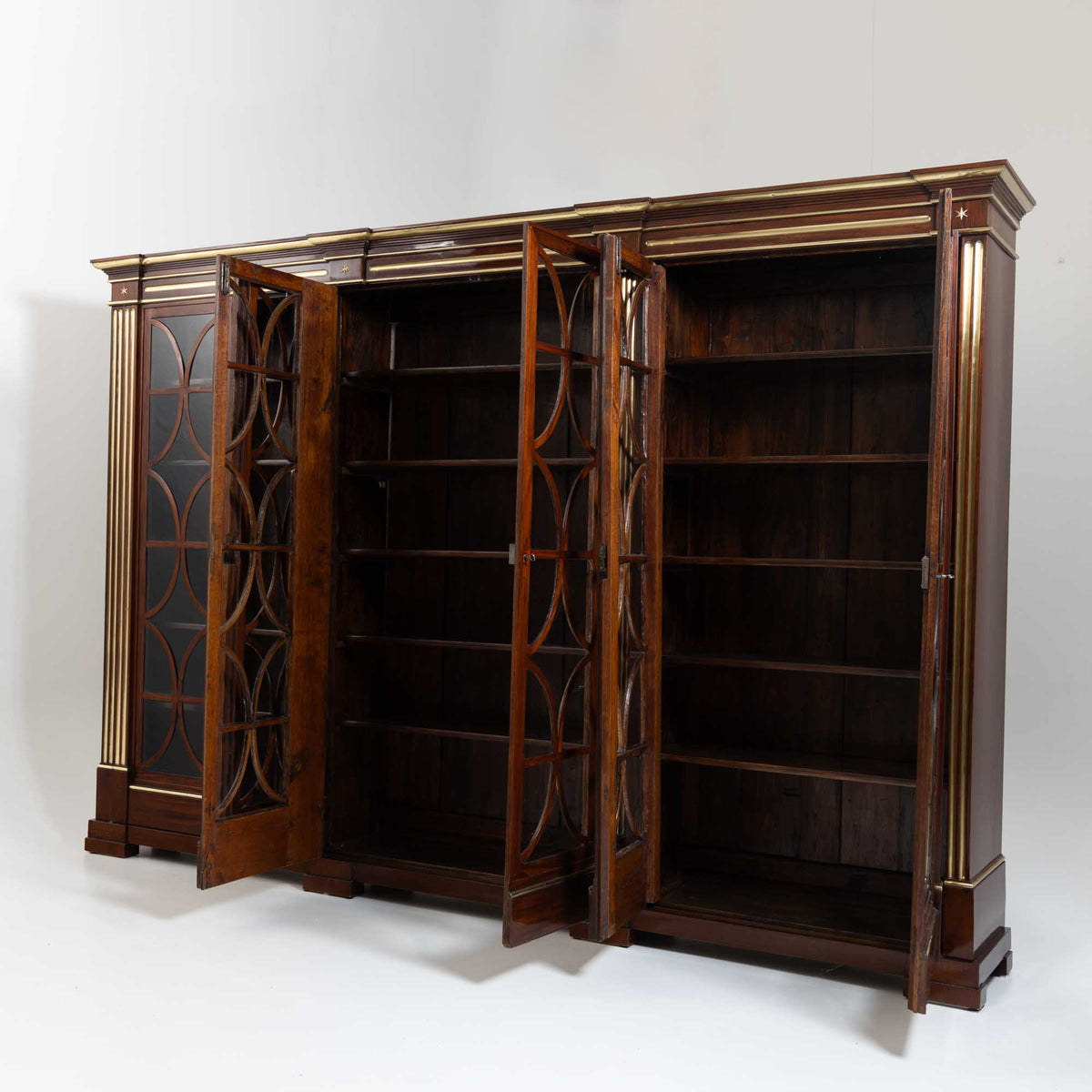 Großer Bibliotheksschrank mit Messingkanneluren, deutsch, um 1800