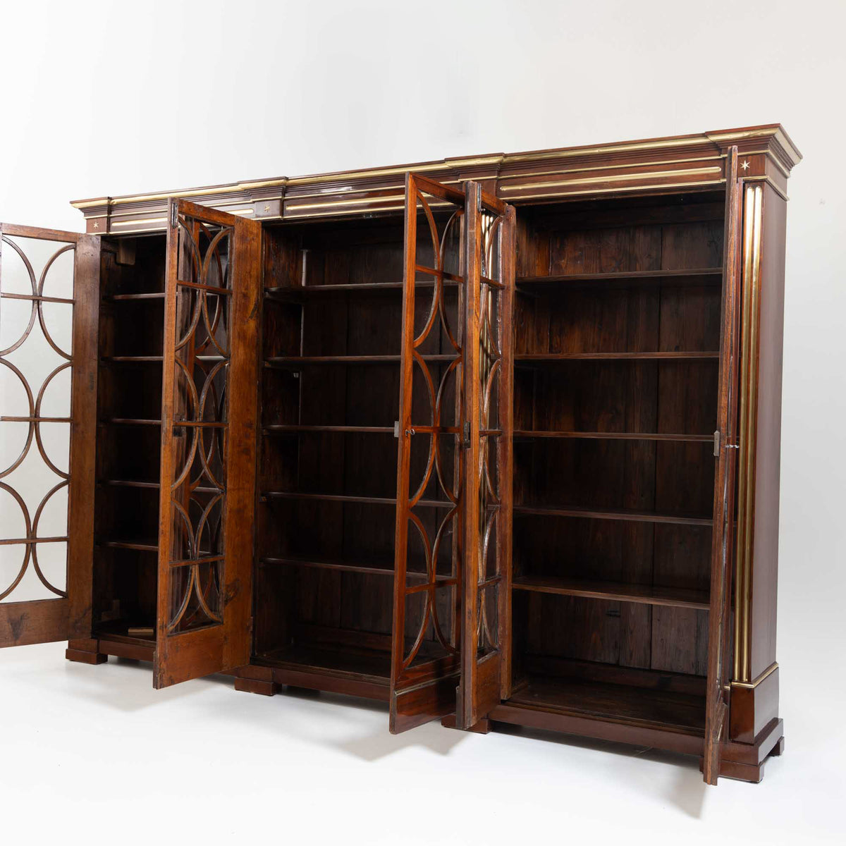 Großer Bibliotheksschrank mit Messingkanneluren, deutsch, um 1800