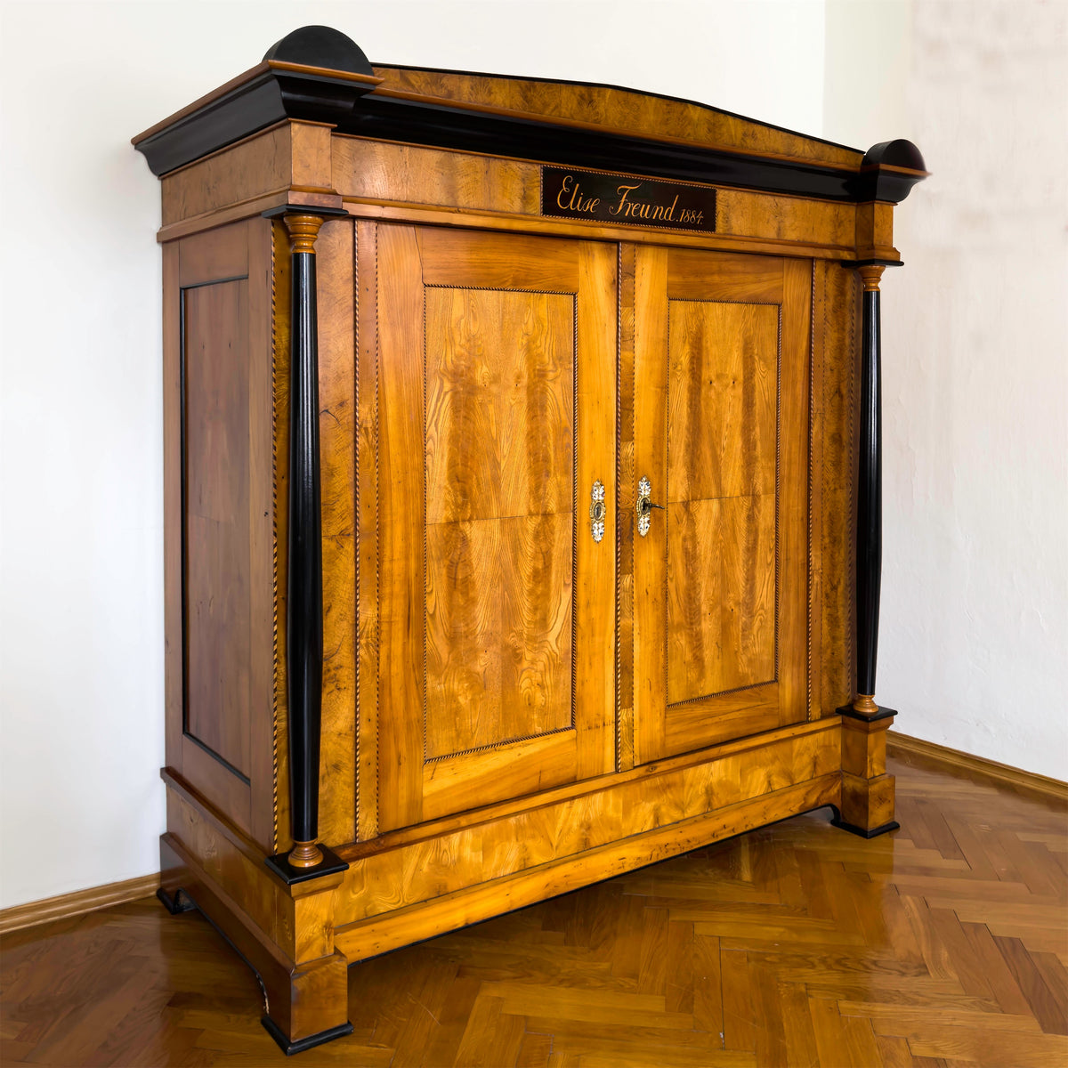 Großer Kleiderschrank im Biedermeier-Stil, datiert 1884