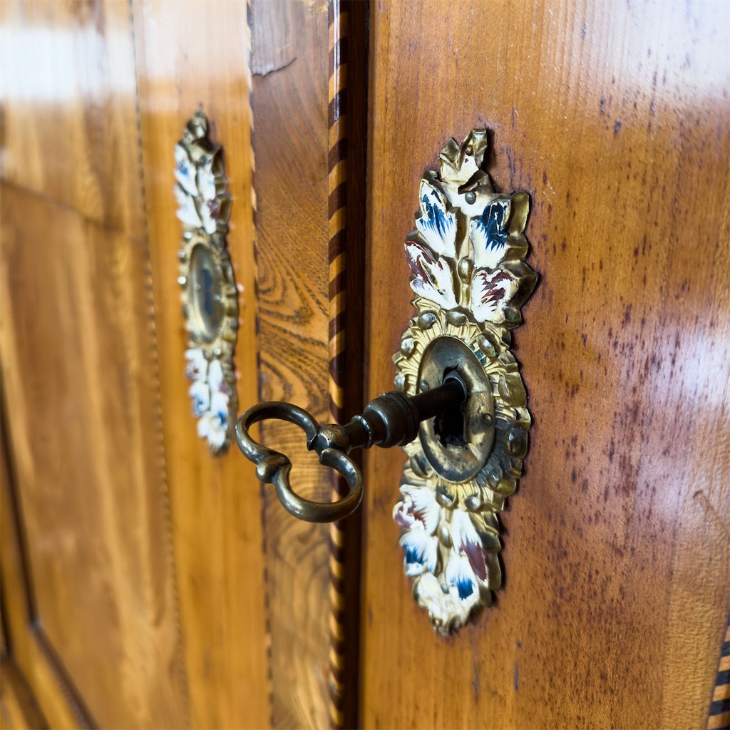 Großer Kleiderschrank im Biedermeier-Stil, datiert 1884